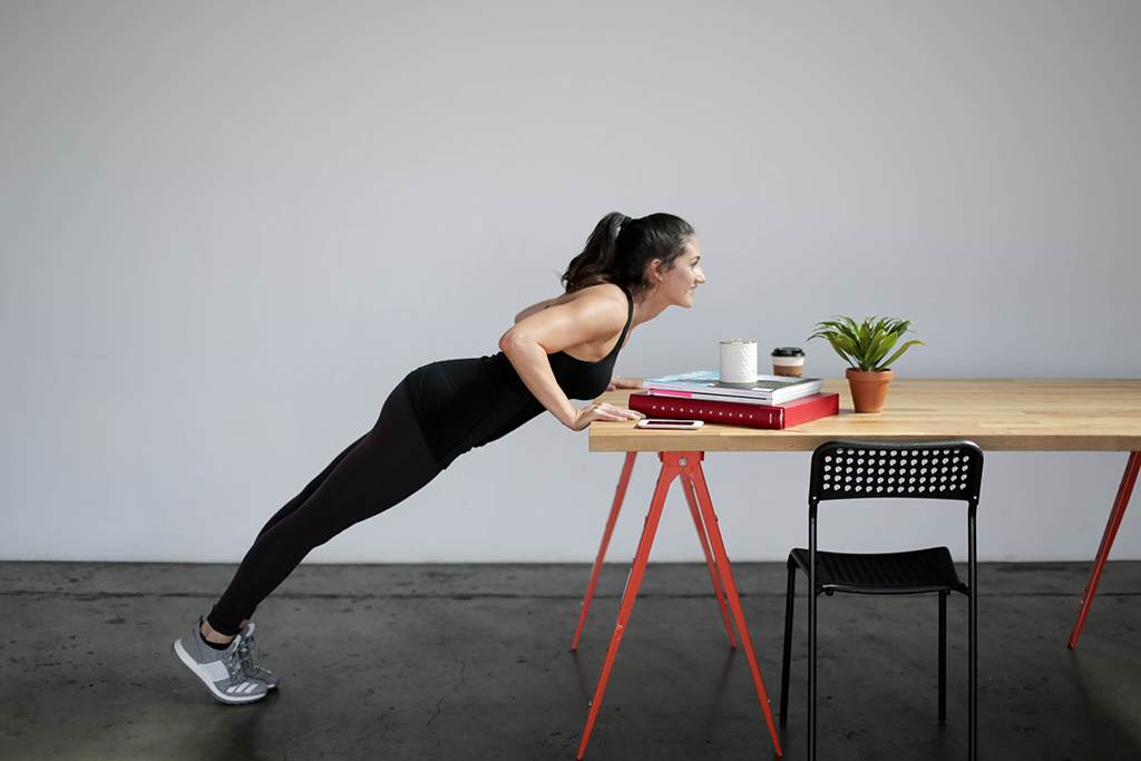 Desk Push-Ups 15 - 20 ครั้ง